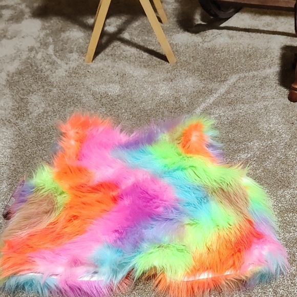 JEM And The Holograms Colorful Faux Fur Vest UNIVERSAL STUDIOS - Picture 5 of 7